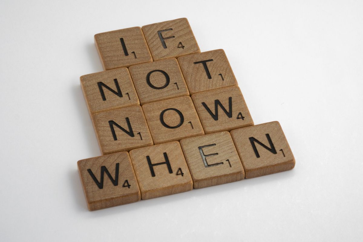 Fichas de madera con letras que forman la frase If not now, when