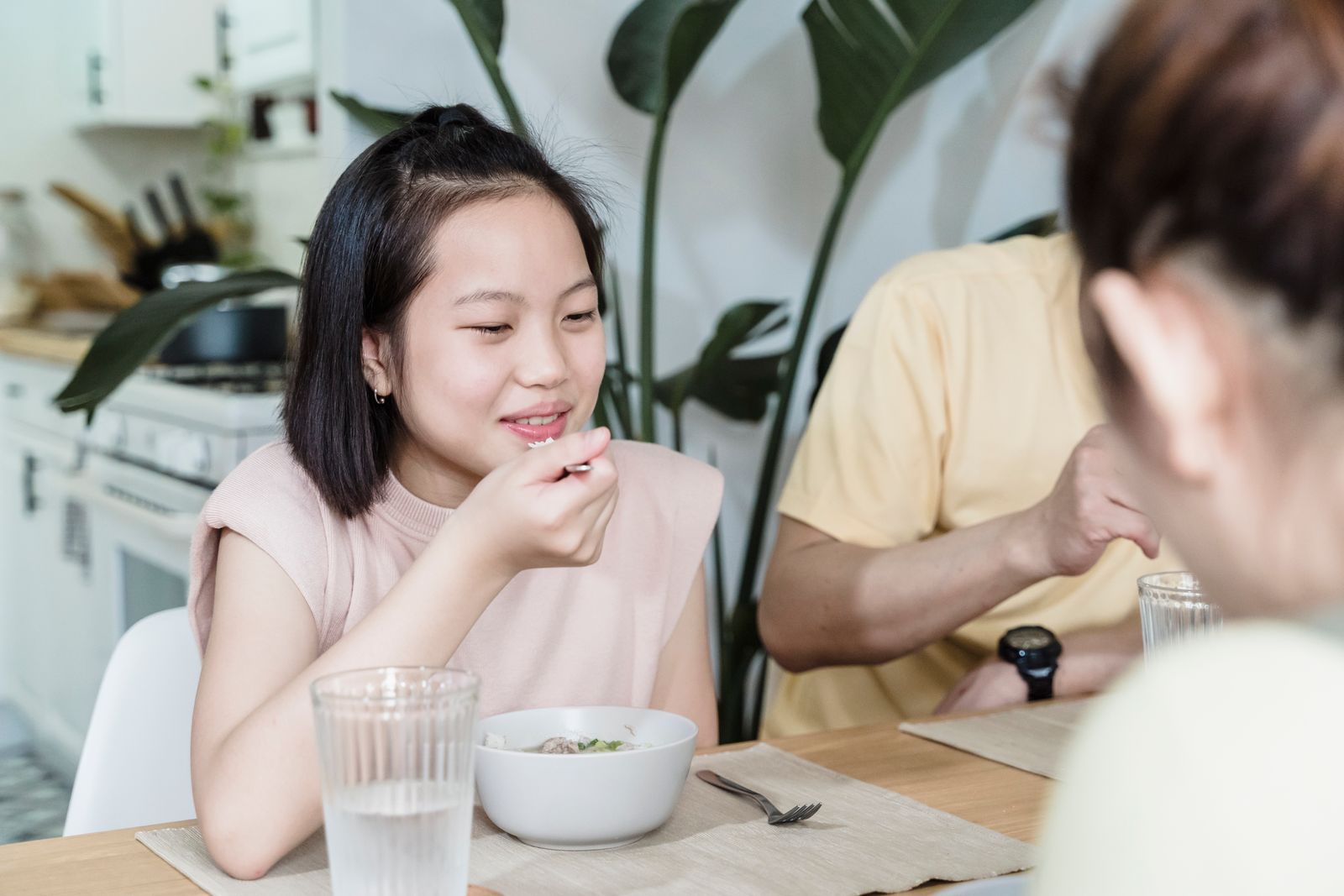 Familia desayunando en casa, una rutina para describir con el presente simple en inglés