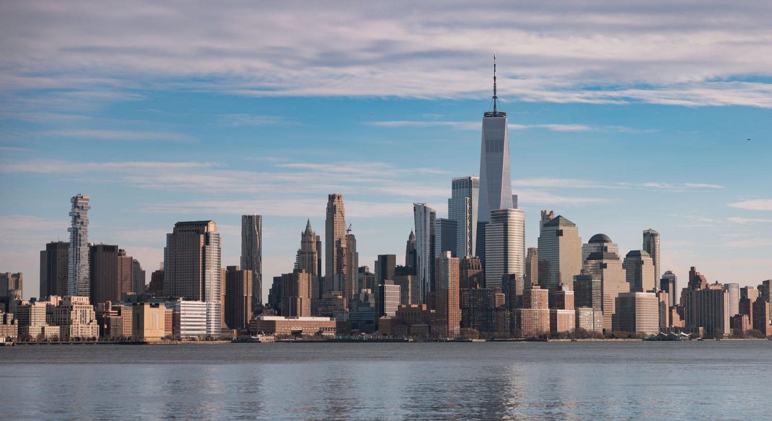 Panorámica de Nueva York con sus edificios junto al agua.