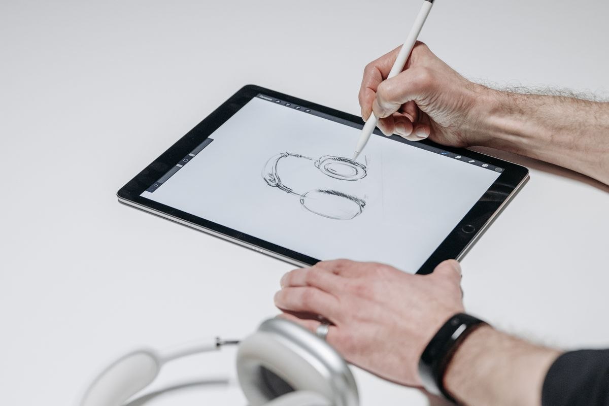 Manos dibujando en un iPad con un lápiz digital