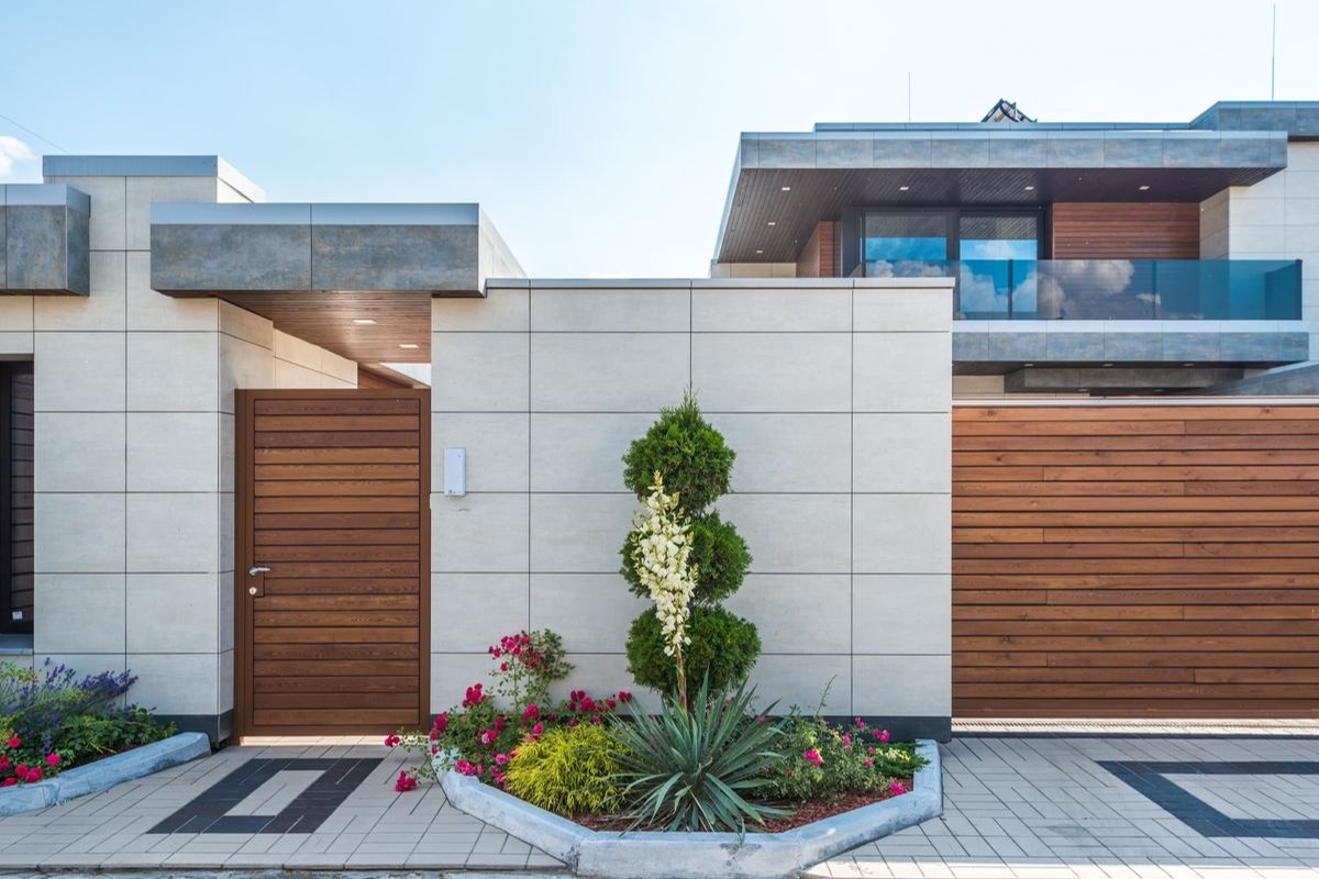 Entrada de una casa con fachada de madera y jardín