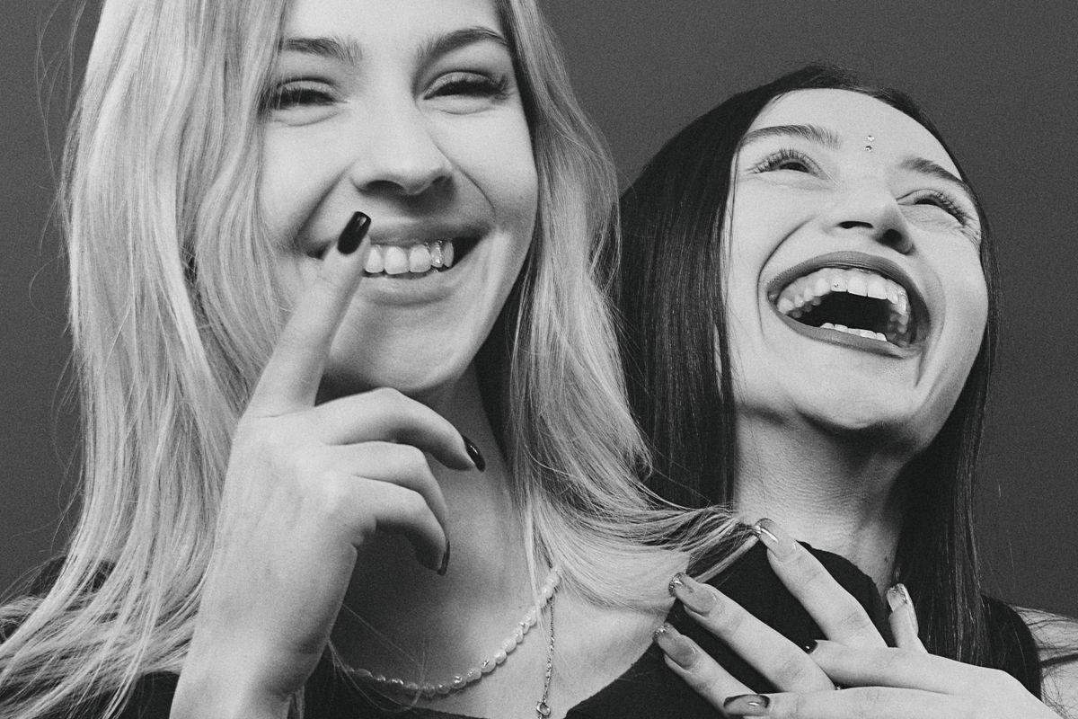 Dos amigas riéndose juntas