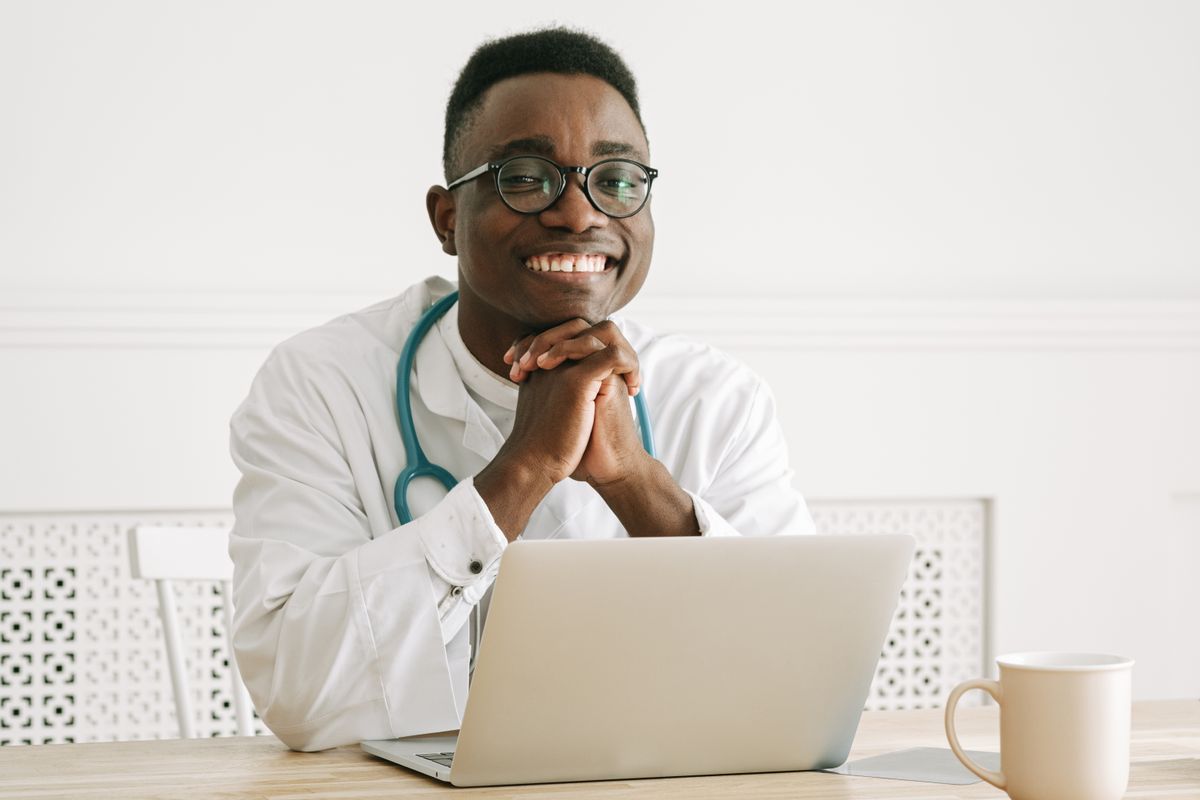 Doctor sonriente con lentes y estetoscopio