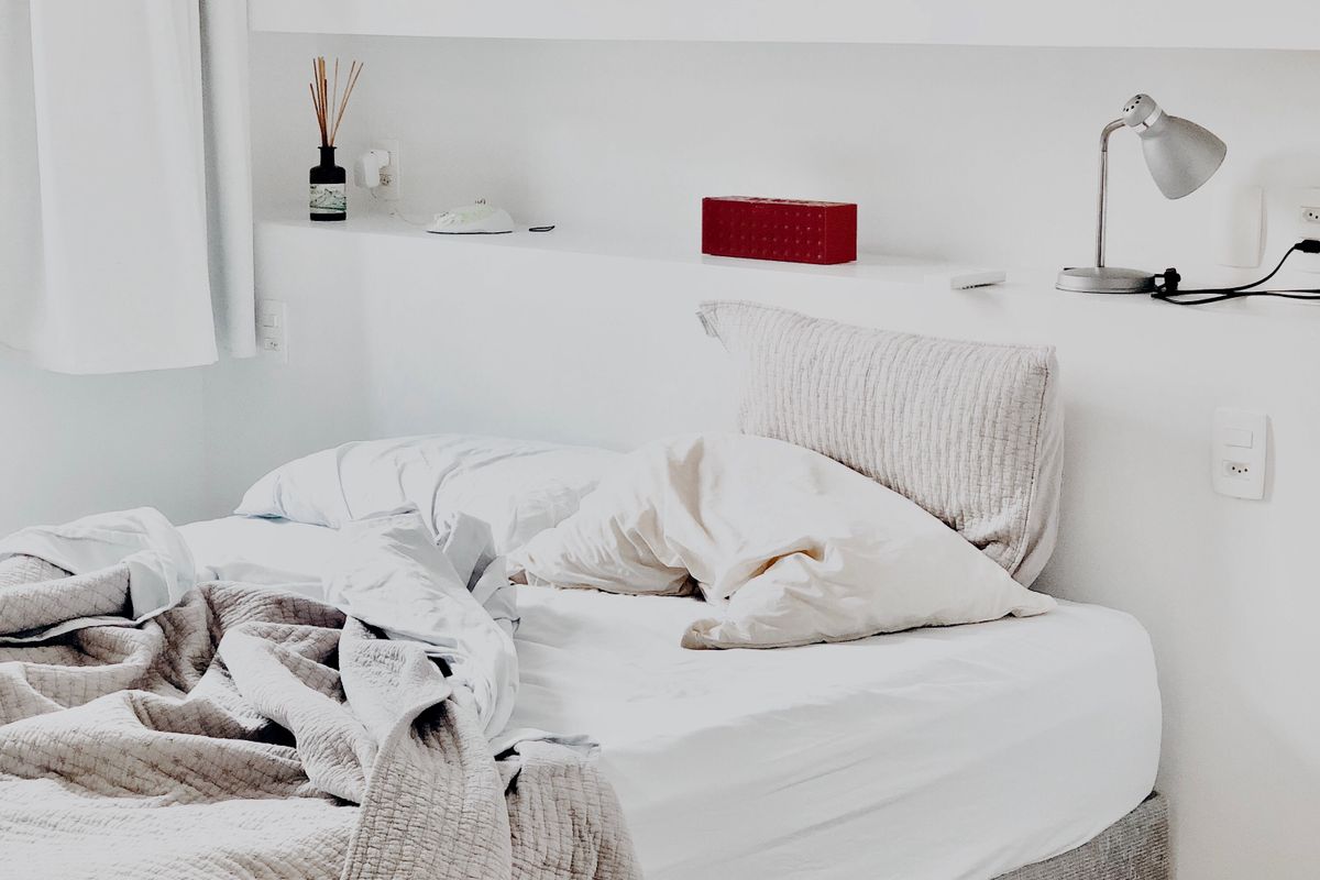 Dormitorio acogedor con cama, cuadros en la pared y luz natural