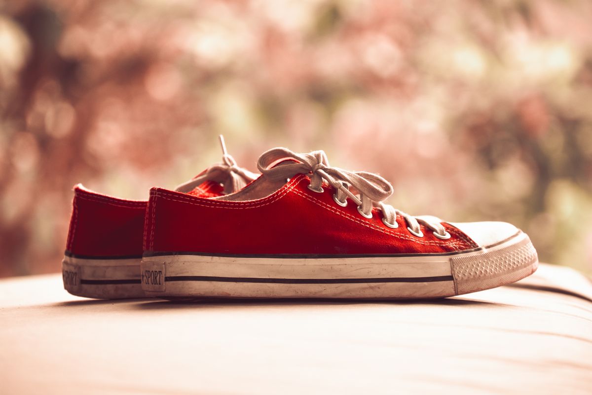 Par de zapatillas rojas de lona con pasadores blancos