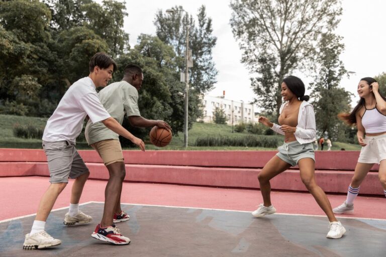 Grupo de amigos jugando básquet en una cancha al aire libre