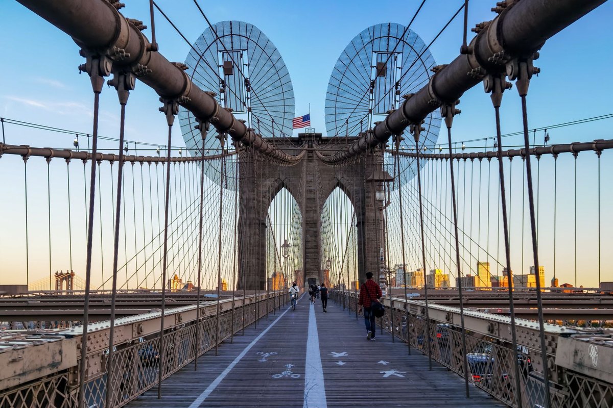 Vista del paseo peatonal del puente de Brooklyn en Nueva York